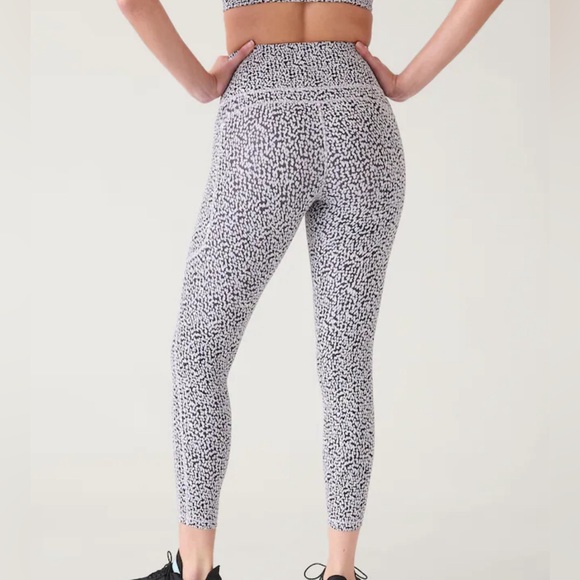 Athleta Ultimate Stash leggings - Picture 3 of 13